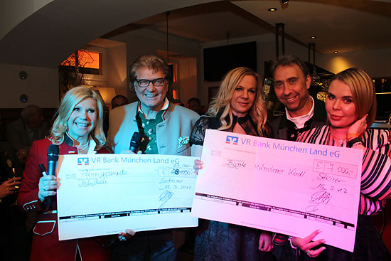 ingesamt 22.000 € wurden gespendet am Abend: 13.000 € für die Stiftung Pfennigparade, 7.000 € für Bunte Münchner Kindl und 2.000 € (wurde auf der Rückseite eines der Schecks vermerkt) an Lichtblick Hasenbergl. Marianne & Miachel Hartl, Birgit Fischer-Höper, Wirt Werner Hochreiter und Unternehmerin Juia K., von der ein wichtiger Teil der nachträglich zur Aufstockung der Spendengelder gedachte Summe stammte (©Foto: Martin Schmitz)